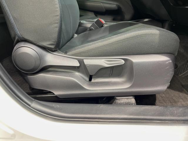 アクア Ｘ　１００Ｖ電源　純正ナビ　衝突被害軽減システム　レーダークルーズ　禁煙車　スマートキー　ＬＥＤヘッド　ビルトインＥＴＣ　オートハイビーム　車線逸脱警報　オートライト　オートエアコン　Ｂｌｕｅｔｏｏｔｈ（34枚目）