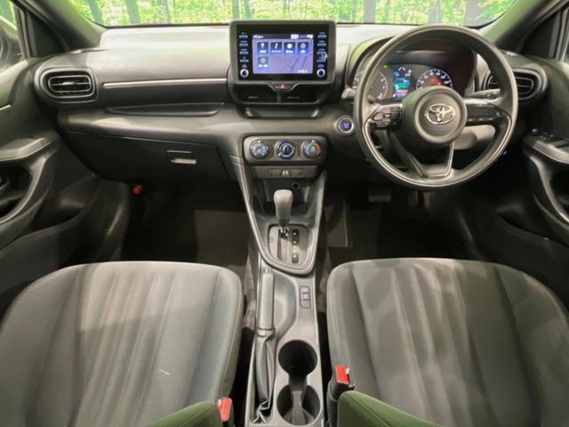 ヤリス Ｘ　バックカメラ　純正ナビ機能付きディスプレイオーディオ　衝突被害軽減システム　禁煙車　コーナーセンサー　スマートキー　ビルトインＥＴＣ　オートハイビーム　オートライト　Ｂｌｕｅｔｏｏｔｈ（2枚目）