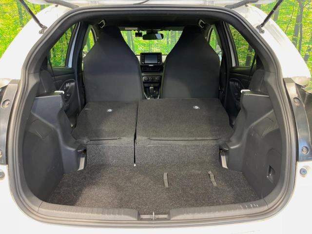 ヤリス Ｘ　バックカメラ　純正ナビ機能付きディスプレイオーディオ　衝突被害軽減システム　禁煙車　コーナーセンサー　スマートキー　ビルトインＥＴＣ　オートハイビーム　オートライト　Ｂｌｕｅｔｏｏｔｈ（10枚目）