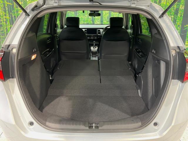 フィット ｅ：ＨＥＶホーム　純正９型ナビ　バックカメラ　衝突被害軽減システム　レーダークルーズ　ハーフレザーシート　ドラレコ　コーナーセンサー　スマートキー　ＬＥＤヘッド　ビルトインＥＴＣ　オートハイビーム　車線逸脱警報（10枚目）