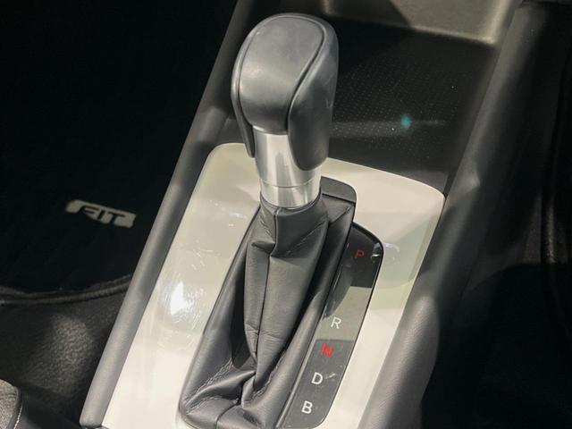 フィット ｅ：ＨＥＶホーム　純正９型ナビ　バックカメラ　衝突被害軽減システム　レーダークルーズ　ハーフレザーシート　ドラレコ　コーナーセンサー　スマートキー　ＬＥＤヘッド　ビルトインＥＴＣ　オートハイビーム　車線逸脱警報（21枚目）