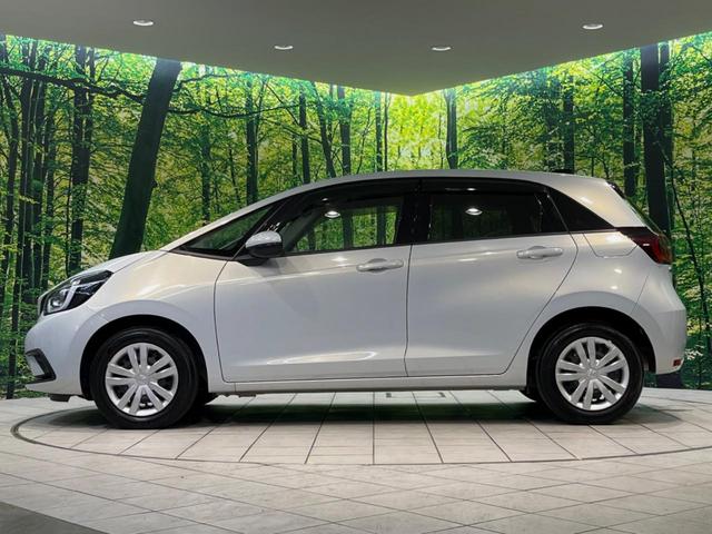 フィット ｅ：ＨＥＶホーム　純正９型ナビ　バックカメラ　衝突被害軽減システム　レーダークルーズ　ハーフレザーシート　ドラレコ　コーナーセンサー　スマートキー　ＬＥＤヘッド　ビルトインＥＴＣ　オートハイビーム　車線逸脱警報（45枚目）