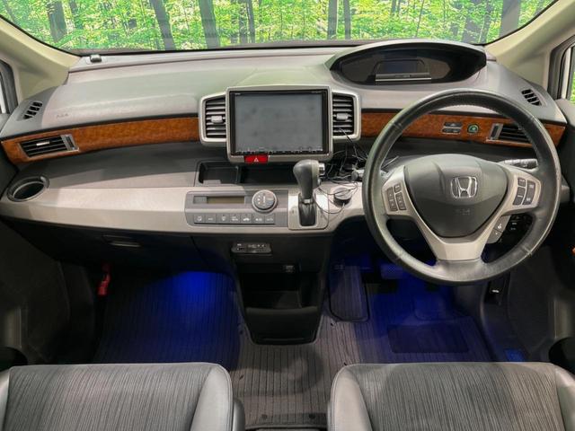 フリードハイブリッド ジャストセレクション　純正９型ナビ　後席モニター　バックカメラ　両側電動ドア　禁煙車　クルコン　ハーフレザーシート　スマートキー　ＨＩＤヘッド　ビルトインＥＴＣ　オートライト　オートエアコン　ＣＤ／ＤＶＤ再生　地デジ（2枚目）