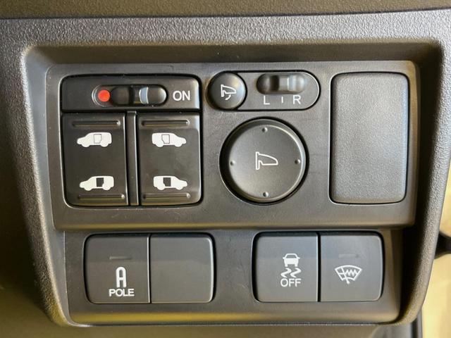 フリードハイブリッド ジャストセレクション　純正９型ナビ　後席モニター　バックカメラ　両側電動ドア　禁煙車　クルコン　ハーフレザーシート　スマートキー　ＨＩＤヘッド　ビルトインＥＴＣ　オートライト　オートエアコン　ＣＤ／ＤＶＤ再生　地デジ（6枚目）