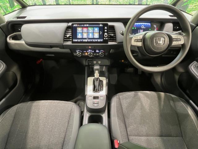 フィット ホーム　メーカー９型ナビ　全周囲カメラ　衝突被害軽減システム　レーダークルーズ　禁煙車　ハーフレザーシート　コーナーセンサー　スマートキー　ＬＥＤヘッド　ＥＴＣ２．０　オートハイビーム　車線逸脱警報（2枚目）