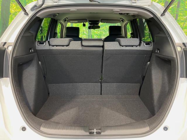 フィット ホーム　メーカー９型ナビ　全周囲カメラ　衝突被害軽減システム　レーダークルーズ　禁煙車　ハーフレザーシート　コーナーセンサー　スマートキー　ＬＥＤヘッド　ＥＴＣ２．０　オートハイビーム　車線逸脱警報（42枚目）