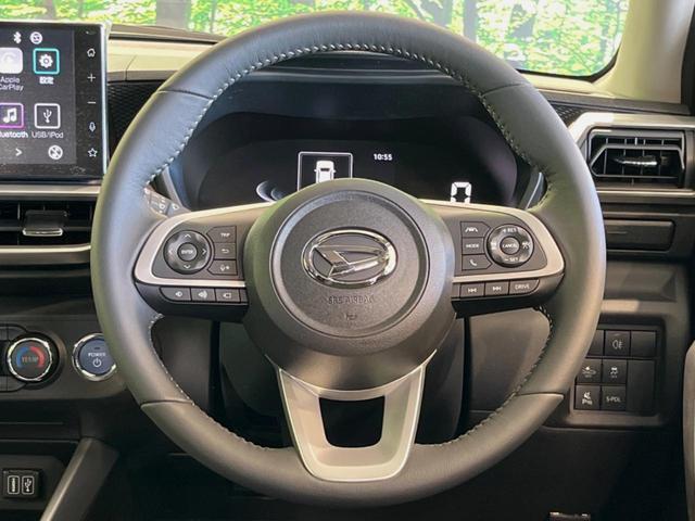 �C���e���A�ɍ��킹���f�U�C���̃X�e�A�����O�́A�^�]�������̂��Ƃ��l���A�^�]���₷���`��A�傫���ł��B�����x�A���ۂɐG���Ă��m���߂��������B