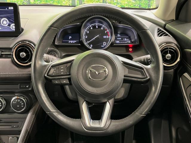 �C���e���A�ɍ��킹���f�U�C���̃X�e�A�����O�́A�^�]�������̂��Ƃ��l���A�^�]���₷���`��A�傫���ł��B�����x�A���ۂɐG���Ă��m���߂��������B