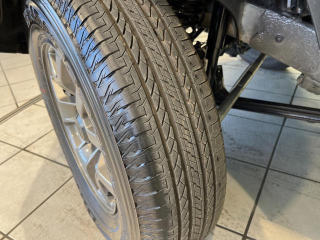 ジムニーノマド ＦＣ　登録済未使用車　衝突被害軽減システム　レーダークルーズ　スマートキー　ＬＥＤヘッド　純正１５インチアルミ　オートハイビーム　車線逸脱警報　オートライト　オートエアコン　シートヒーター　フォグライト（46枚目）