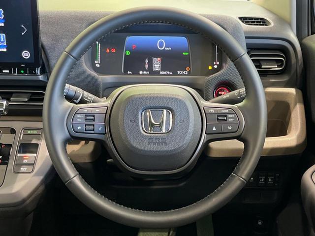 �C���e���A�ɍ��킹���f�U�C���̃X�e�A�����O�́A�^�]�������̂��Ƃ��l���A�^�]���₷���`��A�傫���ł��B�����x�A���ۂɐG���Ă��m���߂��������B