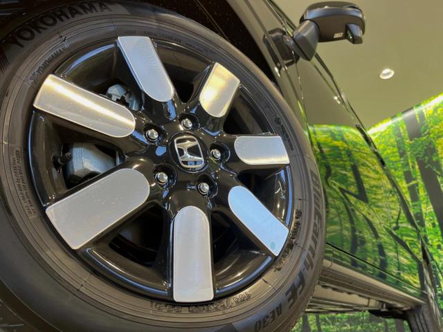 �y�����P�T�C���`�A���~�z�C�[���z�O�ςɃ}�b�`���������A���~�z�C�[���𑕒����Ă���܂��B�e��ЊO�A���~�z�C�[����A�X�^�b�h���X�^�C�����戵�����Ă���܂��B���񂲑��k����������