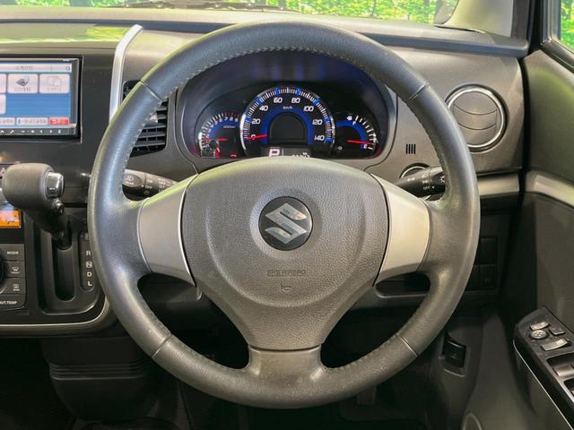 �C���e���A�ɍ��킹���f�U�C���̃X�e�A�����O�́A�^�]�������̂��Ƃ��l���A�^�]���₷���`��A�傫���ł��B�����x�A���ۂɐG���Ă��m���߂��������B