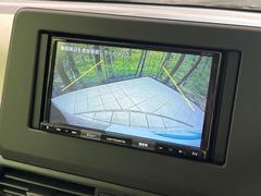 【バックカメラ】駐車時に後方がリアルタイム映像で確認できます。大型商業施設や立体駐車場での駐車時や、夜間のバック時に大活躍！運転スキルに関わらず、今や必須となった装備のひとつです！ 5