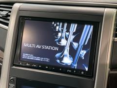 【純正８型ナビ】人気の純正ナビを装備しております。ナビの使いやすさはもちろん、オーディオ機能も充実！キャンプや旅行はもちろん、通勤や買い物など普段のドライブも楽しくなるはず♪ 3