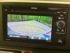 【バックカメラ】駐車時に後方がリアルタイム映像で確認できます。大型商業施設や立体駐車場での駐車時や、夜間のバック時に大活躍！運転スキルに関わらず、今や必須となった装備のひとつです！ 4