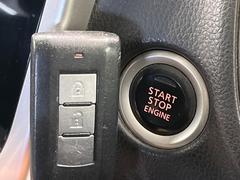 カバンやポケットに入れたままでもドアの施錠・解錠が可能なスマートキーを装備。エンジンのオン・オフ時もカギを取り出す必要が無いからとっても便利です♪ 5