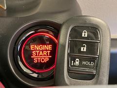 【Ｈｏｎｄａスマートキー】カバンやポケットに入れたままでもドアの施錠・解錠が可能なスマートキーを装備。エンジンのオン・オフ時もカギを取り出す必要が無いからとっても便利です♪ 7