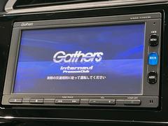 【純正ナビ】人気の純正ナビを装備しております。ナビの使いやすさはもちろん、オーディオ機能も充実！キャンプや旅行はもちろん、通勤や買い物など普段のドライブも楽しくなるはず♪ 3