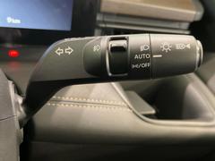 【オートライト】周りの明るさに応じて自動でヘッドライトの点灯・消灯ができる機能です！ライトの付け忘れ・消し忘れなどが無くなり、雨の日や夕方の走行も安心！トンネル通過時も便利ですね 7