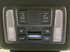 【両側パワースライドドア】スマートキーや運転席のスイッチで後席両側スライドドアの開閉が可能♪電動だから力を入れてドアを開ける必要が無く、小さなお子様でも簡単に開け閉めでき快適です♪ 4