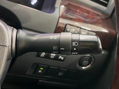 【オートライト】周りの明るさに応じて自動でヘッドライトの点灯・消灯ができる機能です！ライトの付け忘れ・消し忘れなどが無くなり、雨の日や夕方の走行も安心！トンネル通過時も便利ですね♪ 7