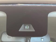 【エマージェンシーブレーキ】走行中に前方の車両等を認識し、衝突しそうな時は警報とブレーキで衝突回避と被害軽減をアシスト。より安全にドライブをお楽しみいただけます。 6