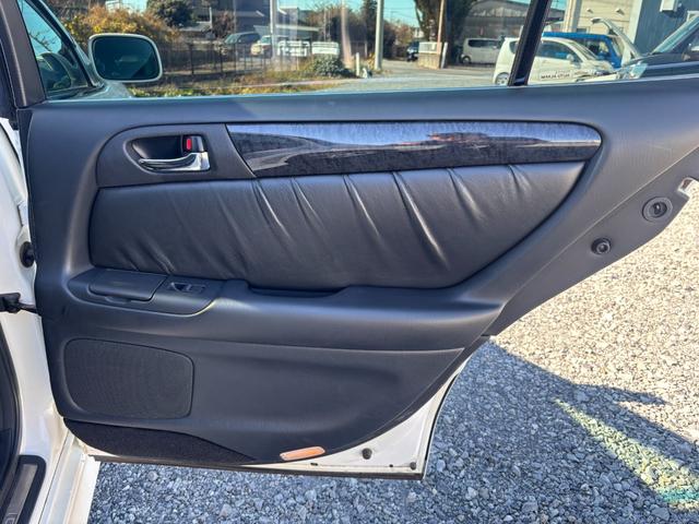 アリスト Ｖ３００ベルテックスエディション　／ノーマル／サンルーフ／黒革シート／社外ナビ（32枚目）