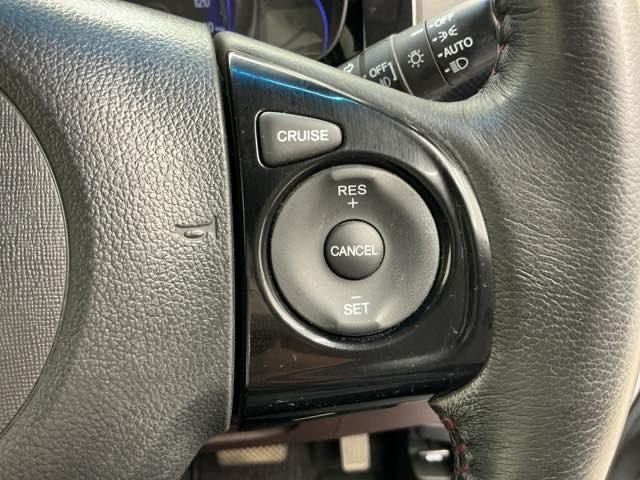 アクセルから足を離しても設定したスピードを保ち走行し、高速道路での疲労軽減に役立つクルーズコントロール付きです!
