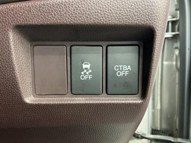 車がカーブの外側へ膨らんだり内側へ巻き込んだりする挙動を防止し安定した走行をサポートする横滑り防止装置、ブレーキの補助操作を行い減速して衝突被害を軽減する衝突軽減ブレーキ付きです!