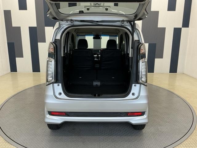 リアシートを倒すことでほぼフラットの状態となります。スペースを広く有効にご活用いただけます