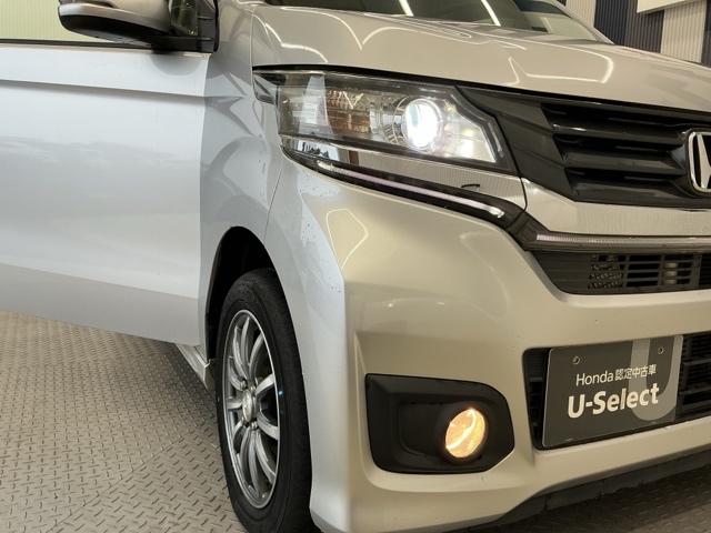 HIDヘッドライトです!明るさが最大の特徴で照射範囲の広さにも定評が有り、色味のパターンの多さ、照射範囲が広く、見え易いのもメリットです!足元・下方向をワイドに照らしてくれるフォグライト付きです!