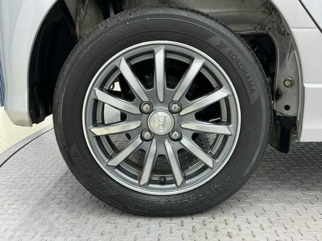 純正アルミホイールです!オシャレな足元を演出してくれます!山道などのオフロードでも比較的安全に走ることが出来、走行安定性が高く加速力のある4WD車です!