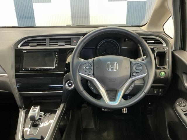 シャトル ハイブリッドＸホンダセンシング　ホンダ認定中古車　純正ドラレコ前後　横滑抑制　リヤカメラ　ドライブレコーダ　スマ－トキ－　イモビ　ＴＶナビ　サイドエアバッグ　シートヒーター付き　キーレス　ＵＳＢ　Ｗエアコン　ＤＶＤ再生機能　ＥＣＯＮ（17枚目）