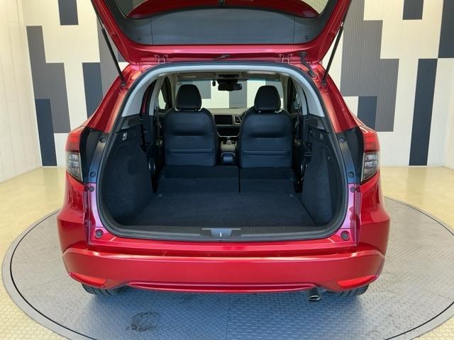 ヴェゼル ハイブリッドＺ・ホンダセンシング　ホンダ認定中古車　純正ドラレコ前後　レーダーサポート　Ｗエアコン　１オーナ－　ＤＶＤ再生機能　整備記録簿　横滑り防止システム　バックアイカメラ　盗難防止装置　フルセ　シートヒーター付　スマ－トキ－（22枚目）
