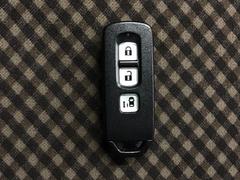 スマートキーです！ドアの施錠・解錠・エンジンの始動がスムーズで大変便利です！ 6