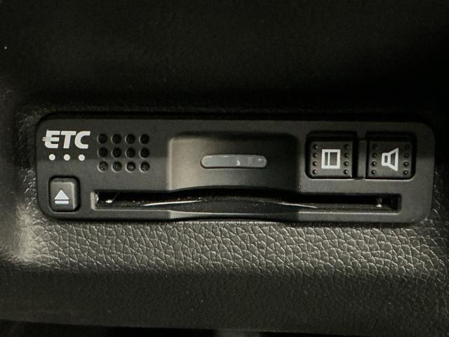 シャトル ハイブリッドXホンダセンシング ホンダ認定中古車 純正ナビ LEDライト 横滑抑制 リヤカメラ スマ-トキ- イモビ TVナビ サイドエアバッグ シートヒーター付き キーレス Wエアコン DVD再生機能 ECON クルコン ETC(8枚目)