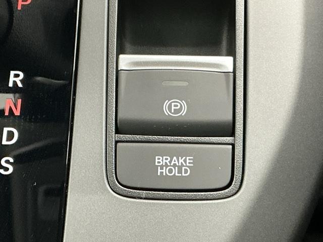 フリード エアーＥＸ　ホンダ認定中古車　両側電動　ＬＥＤ　バックモニター　盗難防止システム　両側パワースライドドア　横滑り防止装置　クルコン　フルセグ　オートエアコン　３列シート　クリソナ　サイドエアバッグ　ウォークスルー（9枚目）