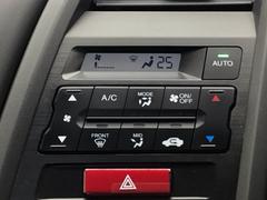 オートエアコン付きです！お好みの温度をセットするだけでエアコンの風量などを自動でコントロール。快適な車内でお過ごしいただけます。 6