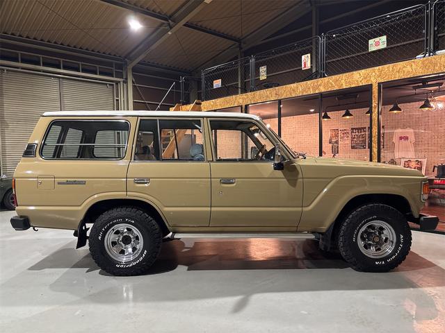 ランドクルーザー６０ ＧＸ　ディーゼル　５速マニュアル　ロールーフ　平屋根　リア観音　　丸目ヘッドライト　純正１６インチホイール　ナルディウッドステアリング　フルセグメモリーナビ（7枚目）