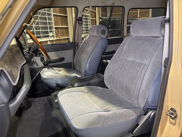 ランドクルーザー６０ ＧＸ　ディーゼル　５速マニュアル　ロールーフ　平屋根　リア観音　　丸目ヘッドライト　純正１６インチホイール　ナルディウッドステアリング　フルセグメモリーナビ（15枚目）