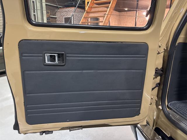 ランドクルーザー６０ ＧＸ　ディーゼル　５速マニュアル　ロールーフ　平屋根　リア観音　　丸目ヘッドライト　純正１６インチホイール　ナルディウッドステアリング　フルセグメモリーナビ（17枚目）