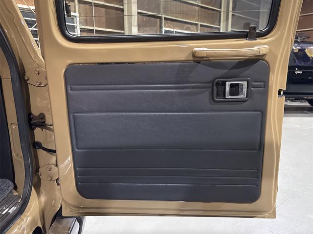 ランドクルーザー６０ ＧＸ　ディーゼル　５速マニュアル　ロールーフ　平屋根　リア観音　　丸目ヘッドライト　純正１６インチホイール　ナルディウッドステアリング　フルセグメモリーナビ（18枚目）