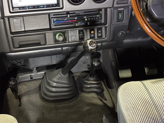 ランドクルーザー６０ ＧＸ　ディーゼル　５速マニュアル　ロールーフ　平屋根　リア観音　　丸目ヘッドライト　純正１６インチホイール　ナルディウッドステアリング　フルセグメモリーナビ（22枚目）