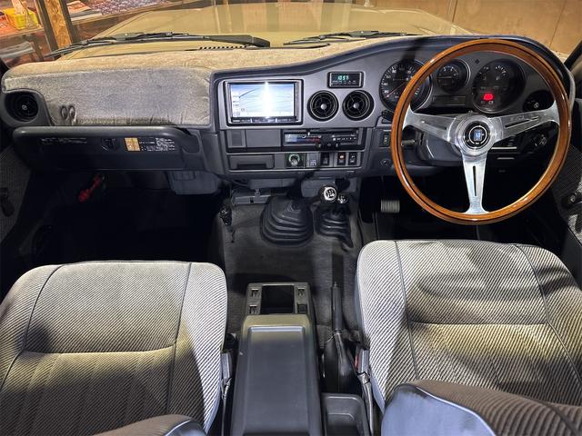 ランドクルーザー６０ ＧＸ　ディーゼル　５速マニュアル　ロールーフ　平屋根　リア観音　　丸目ヘッドライト　純正１６インチホイール　ナルディウッドステアリング　フルセグメモリーナビ（23枚目）