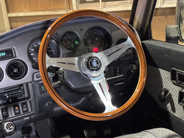 ランドクルーザー６０ ＧＸ　ディーゼル　５速マニュアル　ロールーフ　平屋根　リア観音　　丸目ヘッドライト　純正１６インチホイール　ナルディウッドステアリング　フルセグメモリーナビ（24枚目）