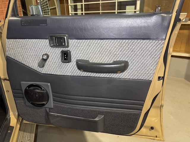 ランドクルーザー６０ ＧＸ　ディーゼル　５速マニュアル　ロールーフ　平屋根　リア観音　　丸目ヘッドライト　純正１６インチホイール　ナルディウッドステアリング　フルセグメモリーナビ（25枚目）