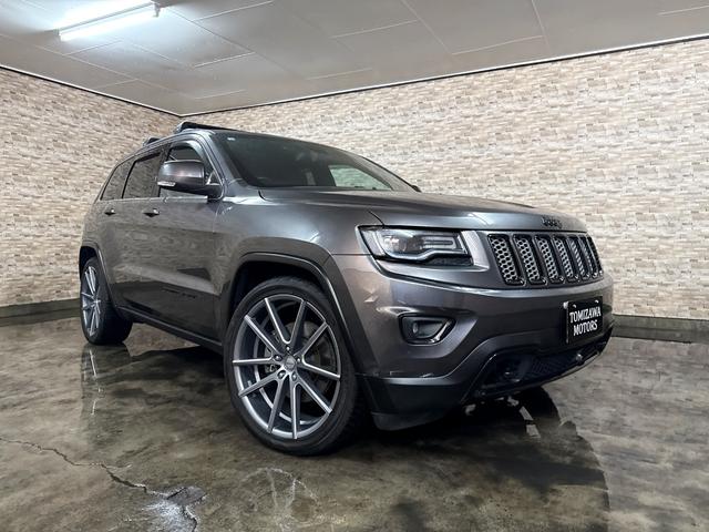 ジープ・グランドチェロキー アルティテュード　ＳＰＯＲＺＡ２２インチホイール　ブラウンレザーシートカバー　ルーフレール　フリップダウンモニター　ＳＵＰＥＲＣＡＴレーダー探知機　ドラレコ　フルセグＴＶ　ＢＬＵＥＴＯＯＴＨ　　取り扱い説明書　スペアキ（2枚目）