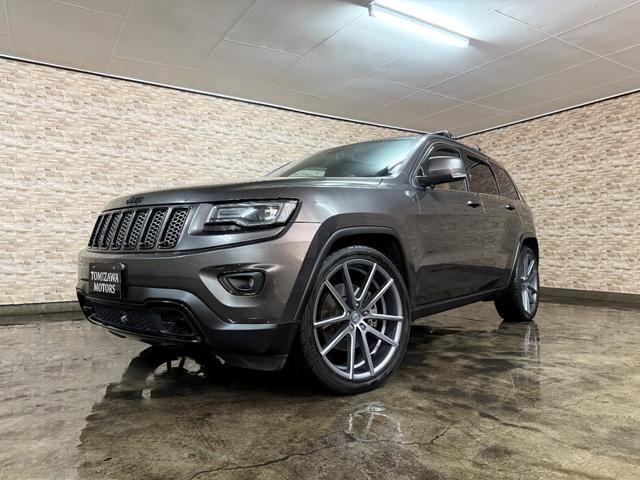 ジープ・グランドチェロキー アルティテュード　ＳＰＯＲＺＡ２２インチホイール　ブラウンレザーシートカバー　ルーフレール　フリップダウンモニター　ＳＵＰＥＲＣＡＴレーダー探知機　ドラレコ　フルセグＴＶ　ＢＬＵＥＴＯＯＴＨ　　取り扱い説明書　スペアキ（3枚目）