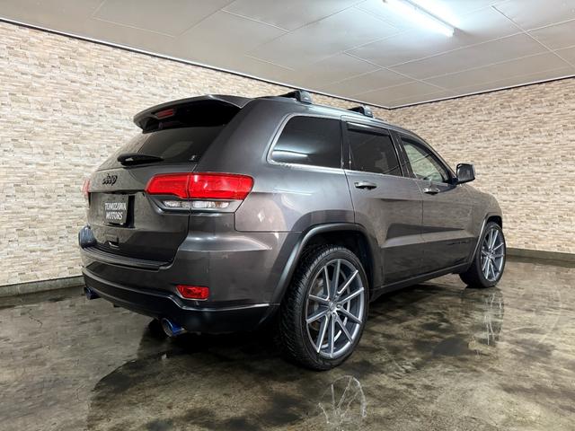 ジープ・グランドチェロキー アルティテュード　ＳＰＯＲＺＡ２２インチホイール　ブラウンレザーシートカバー　ルーフレール　フリップダウンモニター　ＳＵＰＥＲＣＡＴレーダー探知機　ドラレコ　フルセグＴＶ　ＢＬＵＥＴＯＯＴＨ　　取り扱い説明書　スペアキ（4枚目）