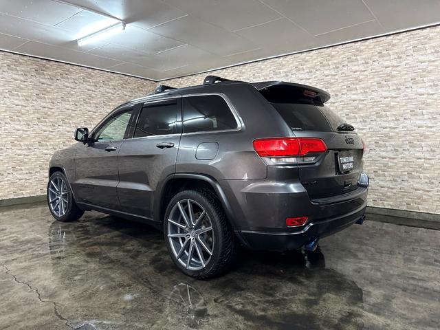 ジープ・グランドチェロキー アルティテュード　ＳＰＯＲＺＡ２２インチホイール　ブラウンレザーシートカバー　ルーフレール　フリップダウンモニター　ＳＵＰＥＲＣＡＴレーダー探知機　ドラレコ　フルセグＴＶ　ＢＬＵＥＴＯＯＴＨ　　取り扱い説明書　スペアキ（5枚目）